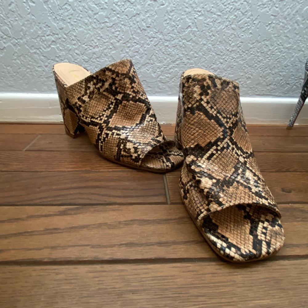 Lulus Snakeskin block heals open toe